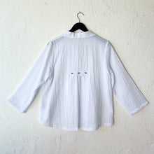 Load image into Gallery viewer, Express Travel Solid Pleat Back Jacket in White
