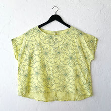 Load image into Gallery viewer, Cut Loose | High Low Linen Tee in Daisy Sunburst

