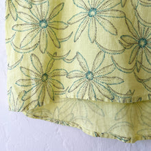 Load image into Gallery viewer, Cut Loose | High Low Linen Tee in Daisy Sunburst

