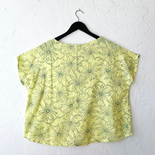 Load image into Gallery viewer, Cut Loose | High Low Linen Tee in Daisy Sunburst
