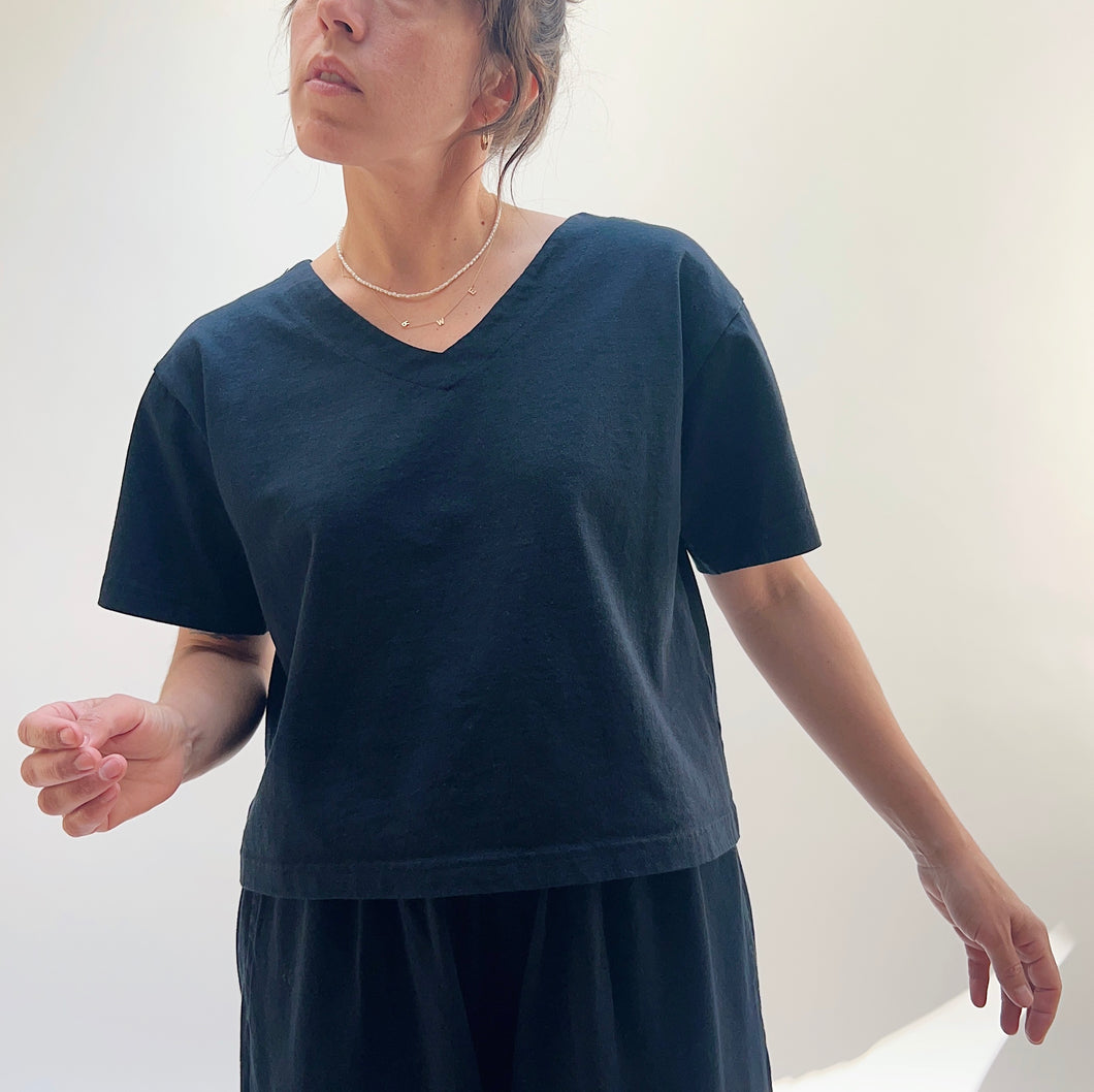 Pacific Cotton | Crop V-Neck in Black