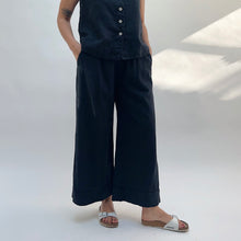 Load image into Gallery viewer, Cut Loose | Pleated Crop Pant in Lights Out Crosshatch

