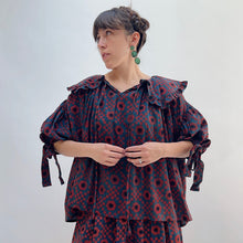 Load image into Gallery viewer, DVAA | Thistle Top in Red &amp; Navy Floral
