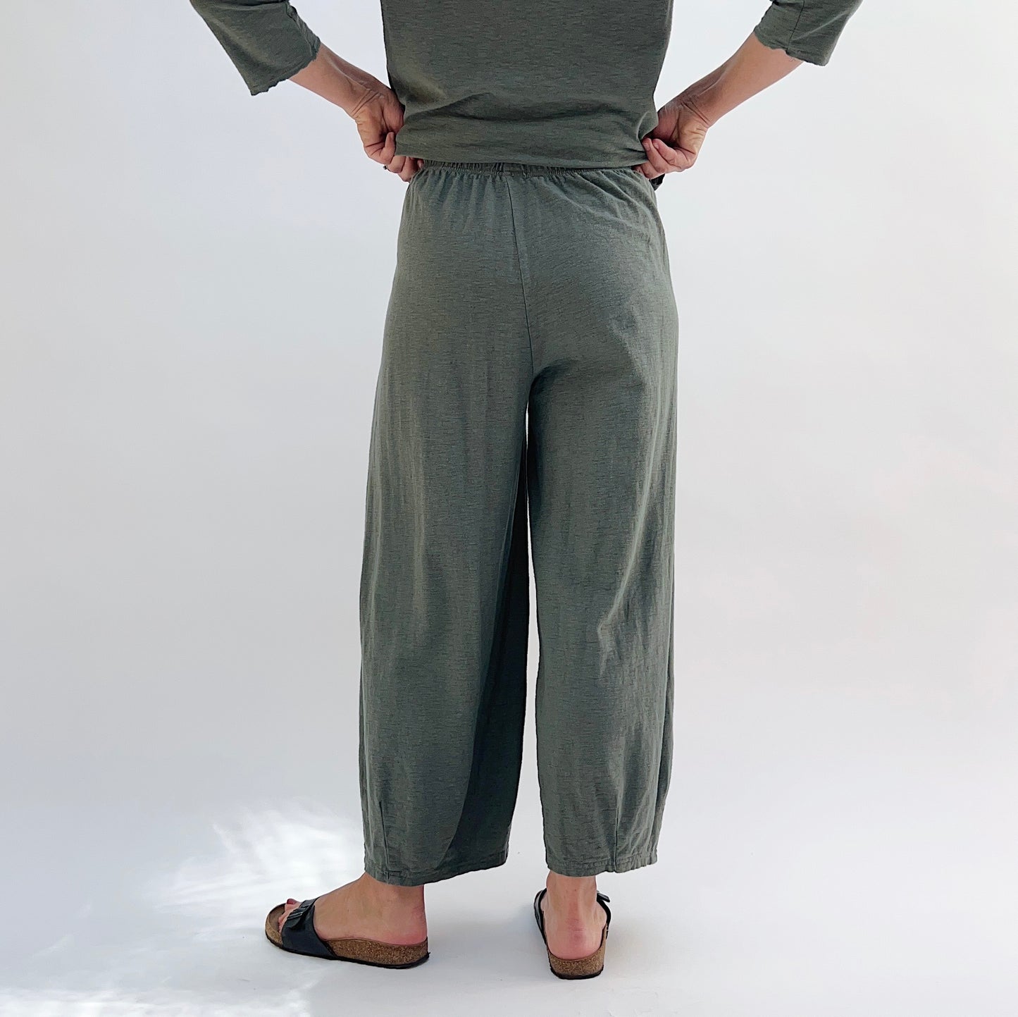 Cut Loose | Cropped Pant with Darts in Clay