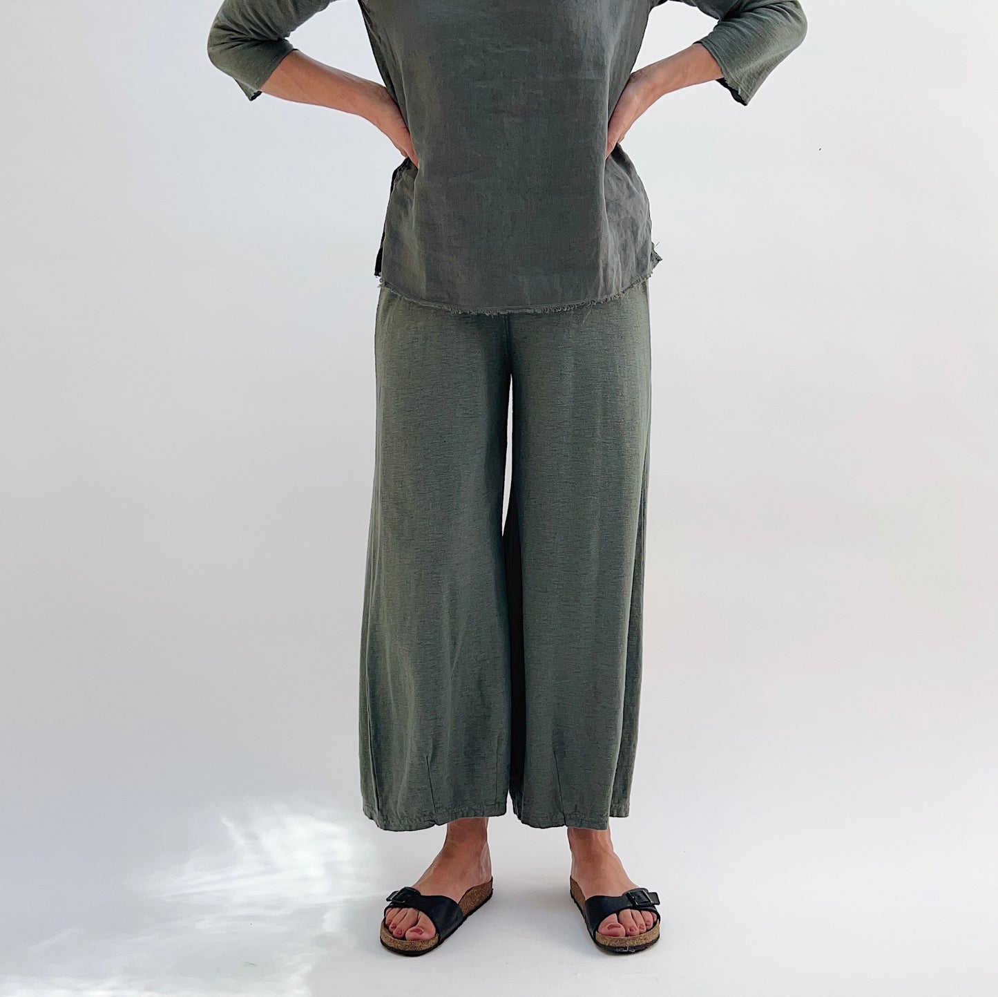 Cut Loose | Cropped Pant with Darts in Clay