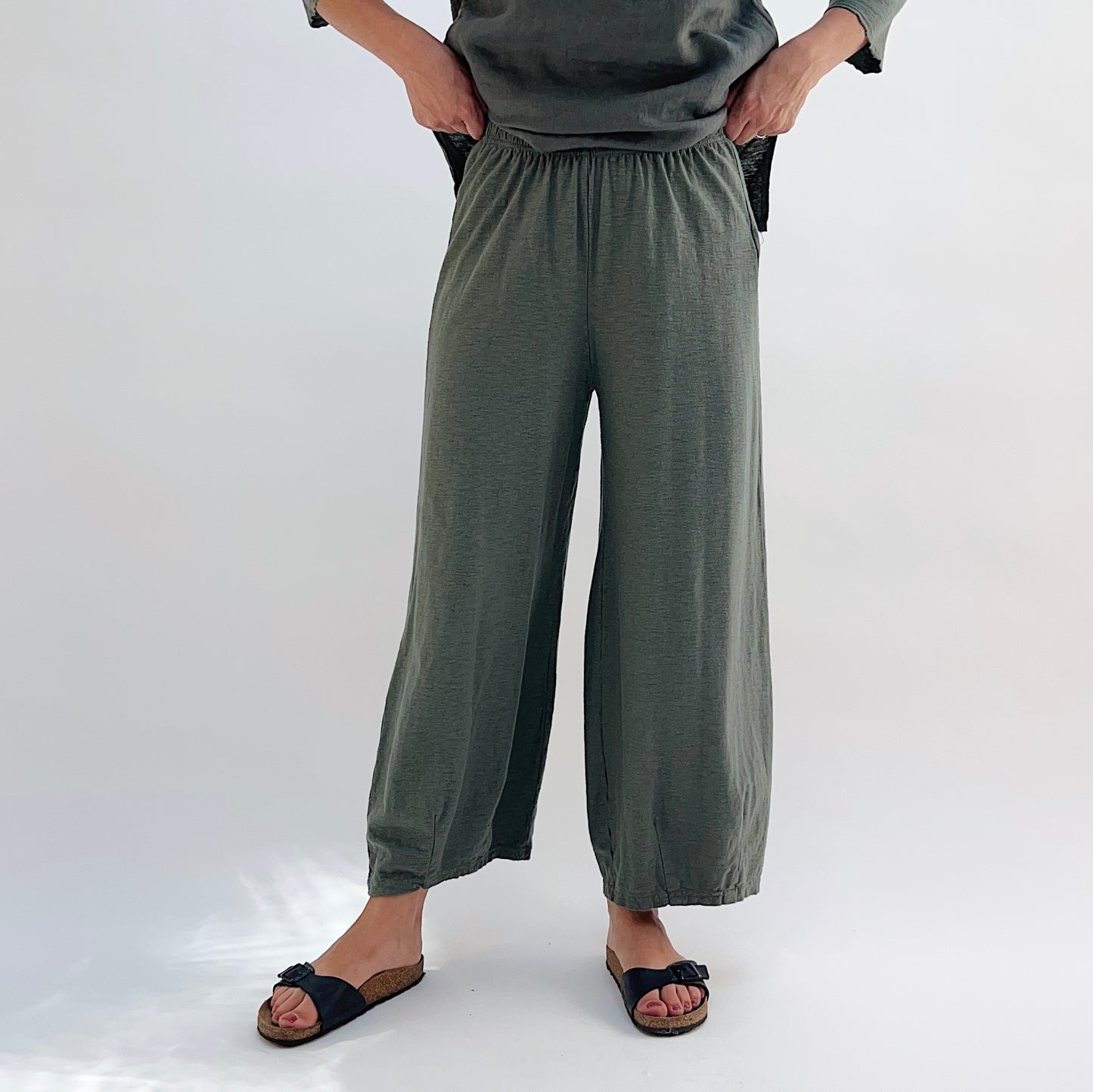 Cut Loose | Cropped Pant with Darts in Clay