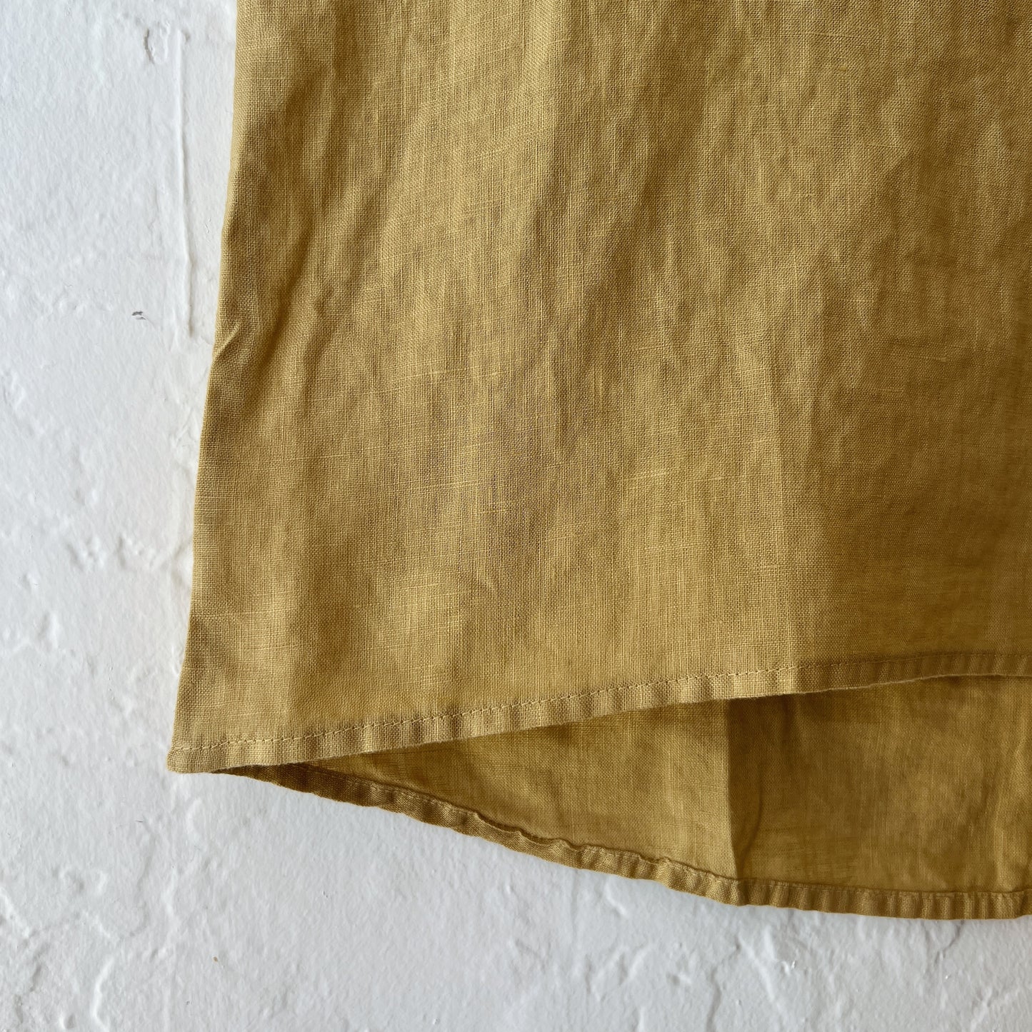 Cut Loose | High Low Linen Tee in Mustard Seed