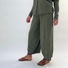 Load image into Gallery viewer, Cut Loose | Cropped Pant with Darts in Kelp

