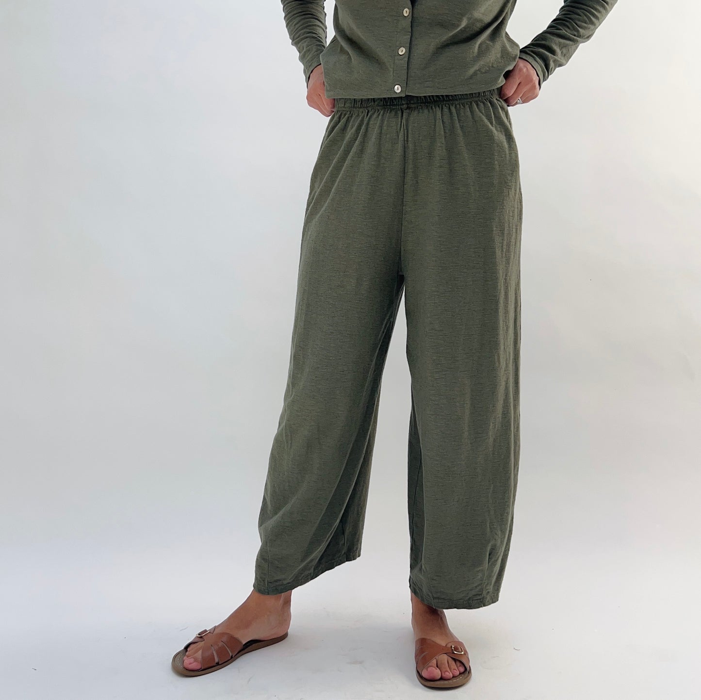 Cut Loose | Cropped Pant with Darts in Kelp