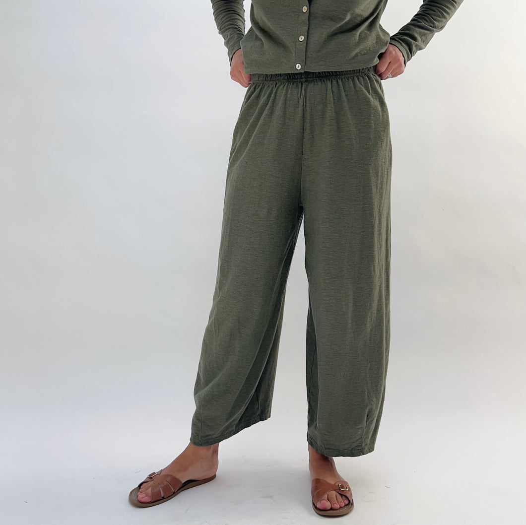 Cut Loose | Cropped Pant with Darts in Kelp