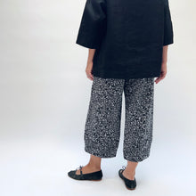 Load image into Gallery viewer, Bryn Walker | Heavy Linen Cas Pant in Flurry Print
