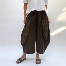 Load image into Gallery viewer, Eleven Stitch | Double Pocket Cotton Pant in Olive

