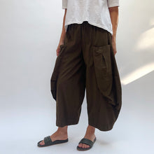 Load image into Gallery viewer, Eleven Stitch | Double Pocket Cotton Pant in Olive

