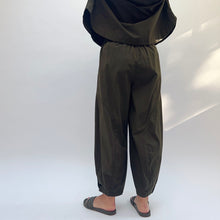 Load image into Gallery viewer, Eleven Stitch | Snap Doreen Pant in Olive
