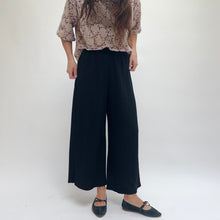 Load image into Gallery viewer, Cut Loose | Marled Sweater Knit Crop Pant in Black
