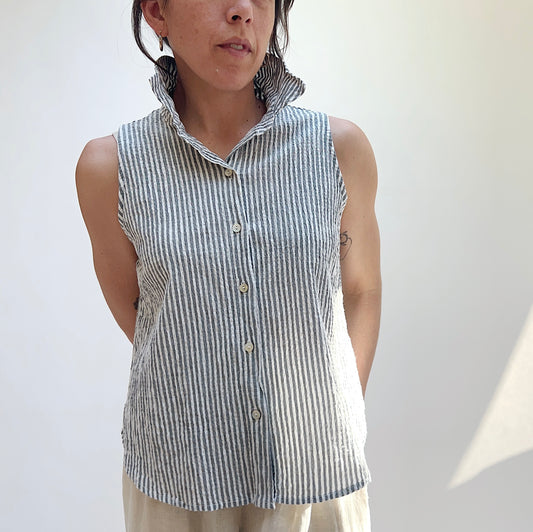 Sleeveless Shirt in White Stripe