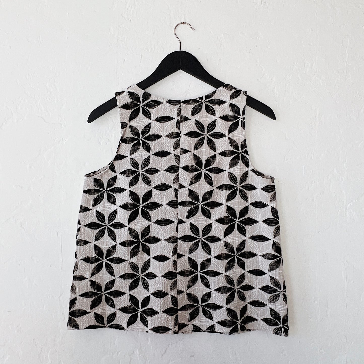 Crinkle Crepe Floral Pleat Tank in Black