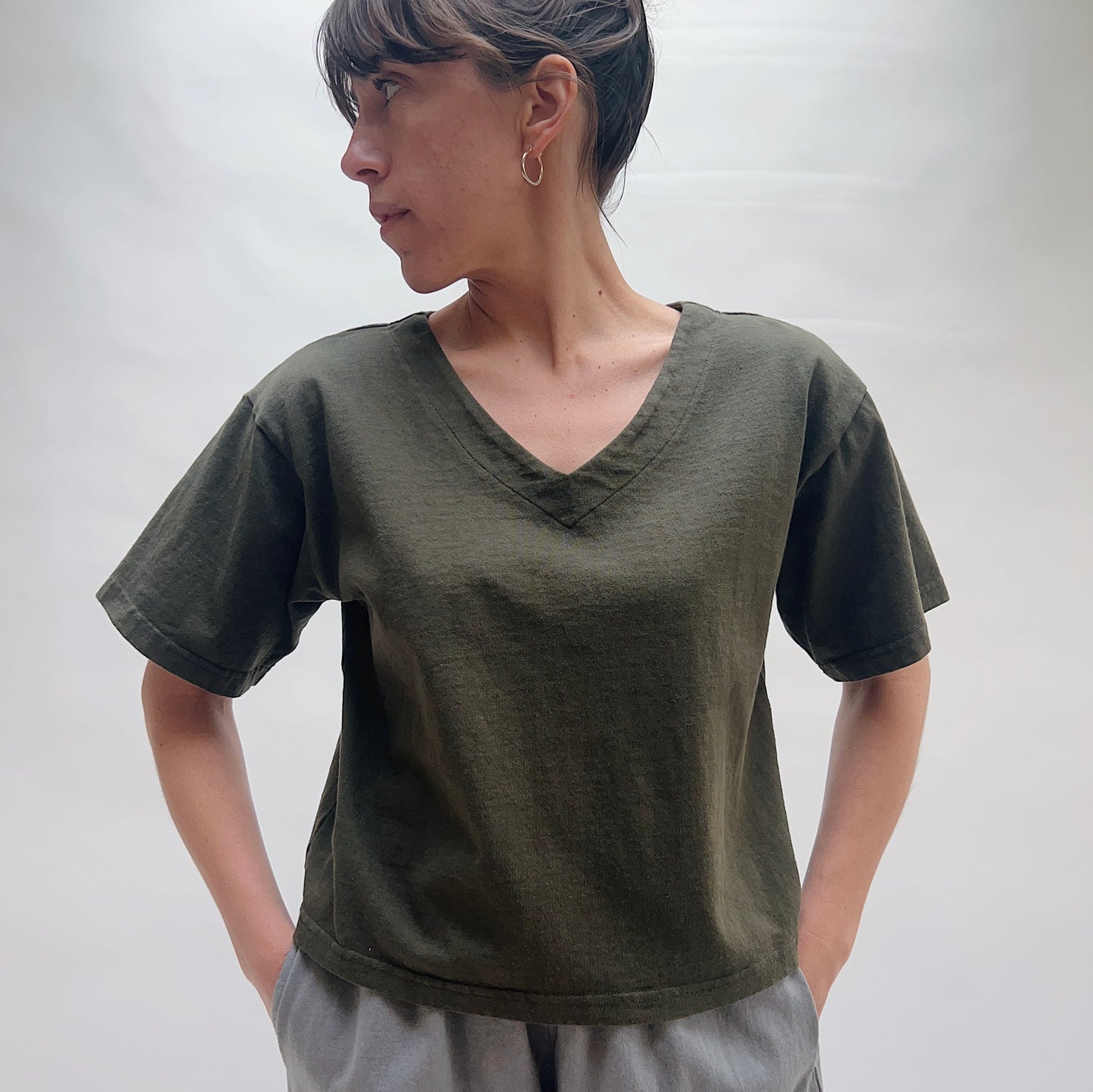 Pacific Cotton | Crop V-Neck in Peppercorn