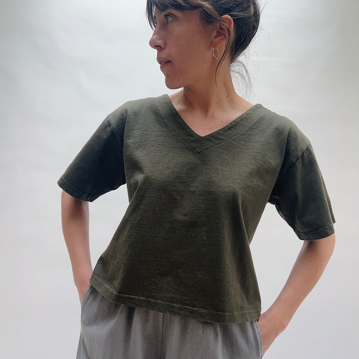 Pacific Cotton | Crop V-Neck in Peppercorn