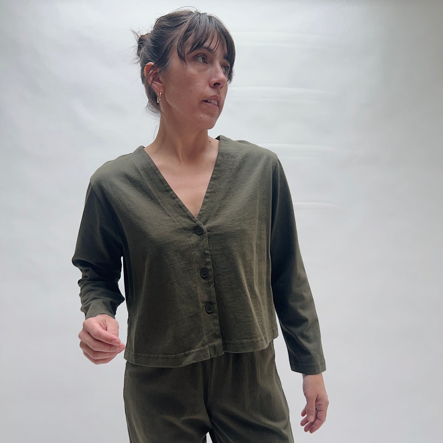 Pacific Cotton | Button Front Crop Cardigan in Peppercorn