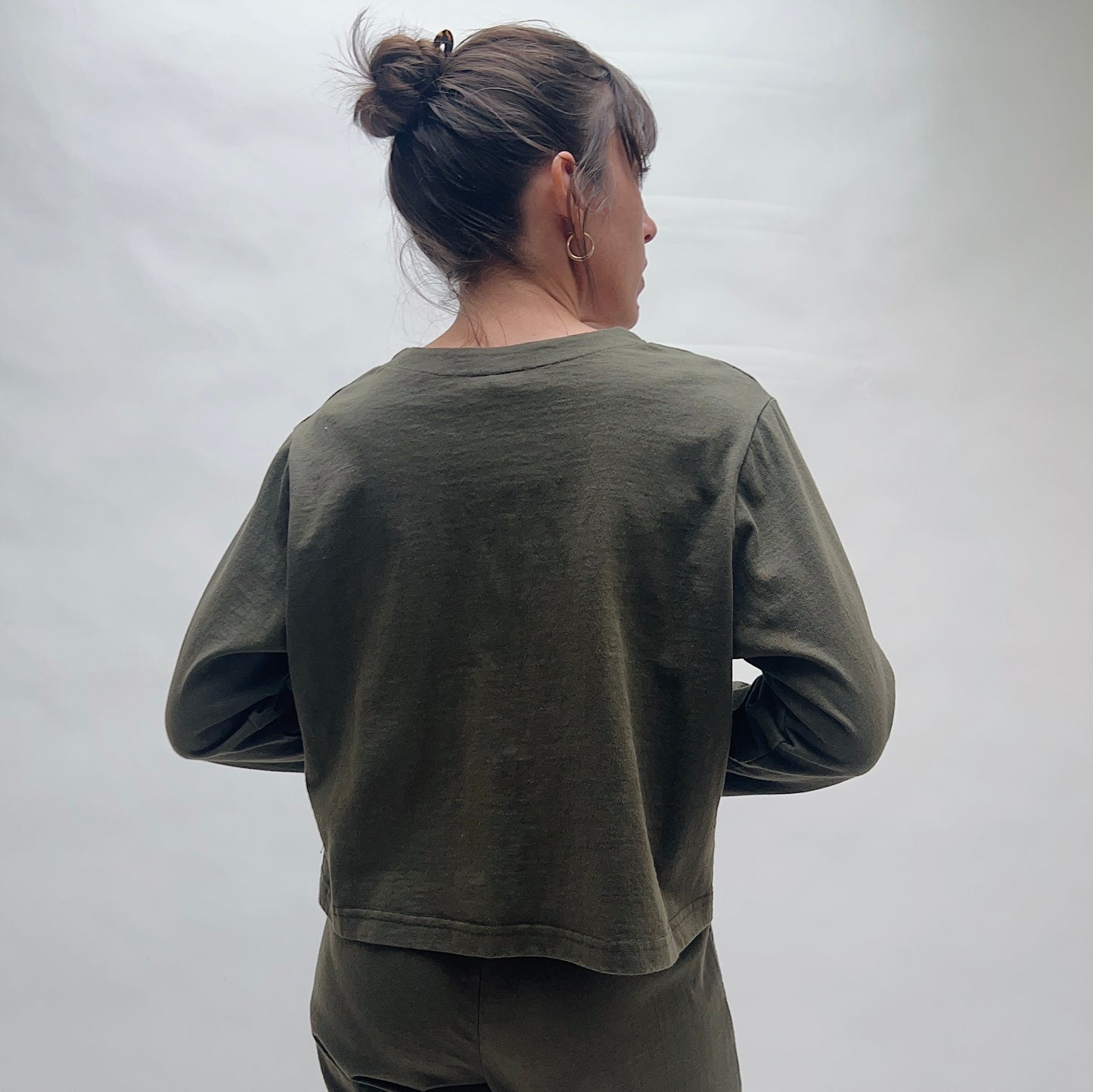 Pacific Cotton | Button Front Crop Cardigan in Peppercorn