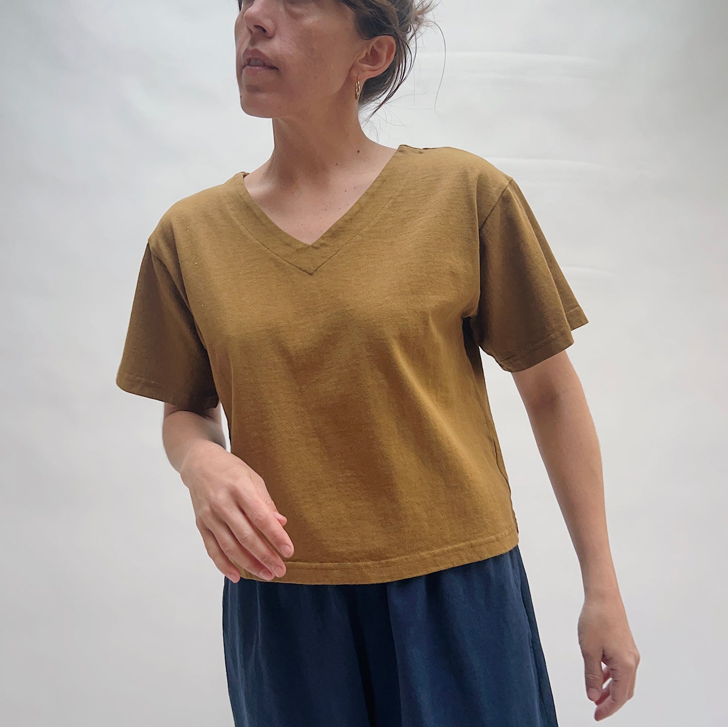 Pacific Cotton | Crop V-Neck in Quinquina