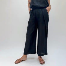 Load image into Gallery viewer, Yuvita | Pleat Pant in Black
