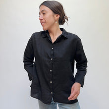 Load image into Gallery viewer, Cut Loose | Hanky Linen Swing Blouse in Black
