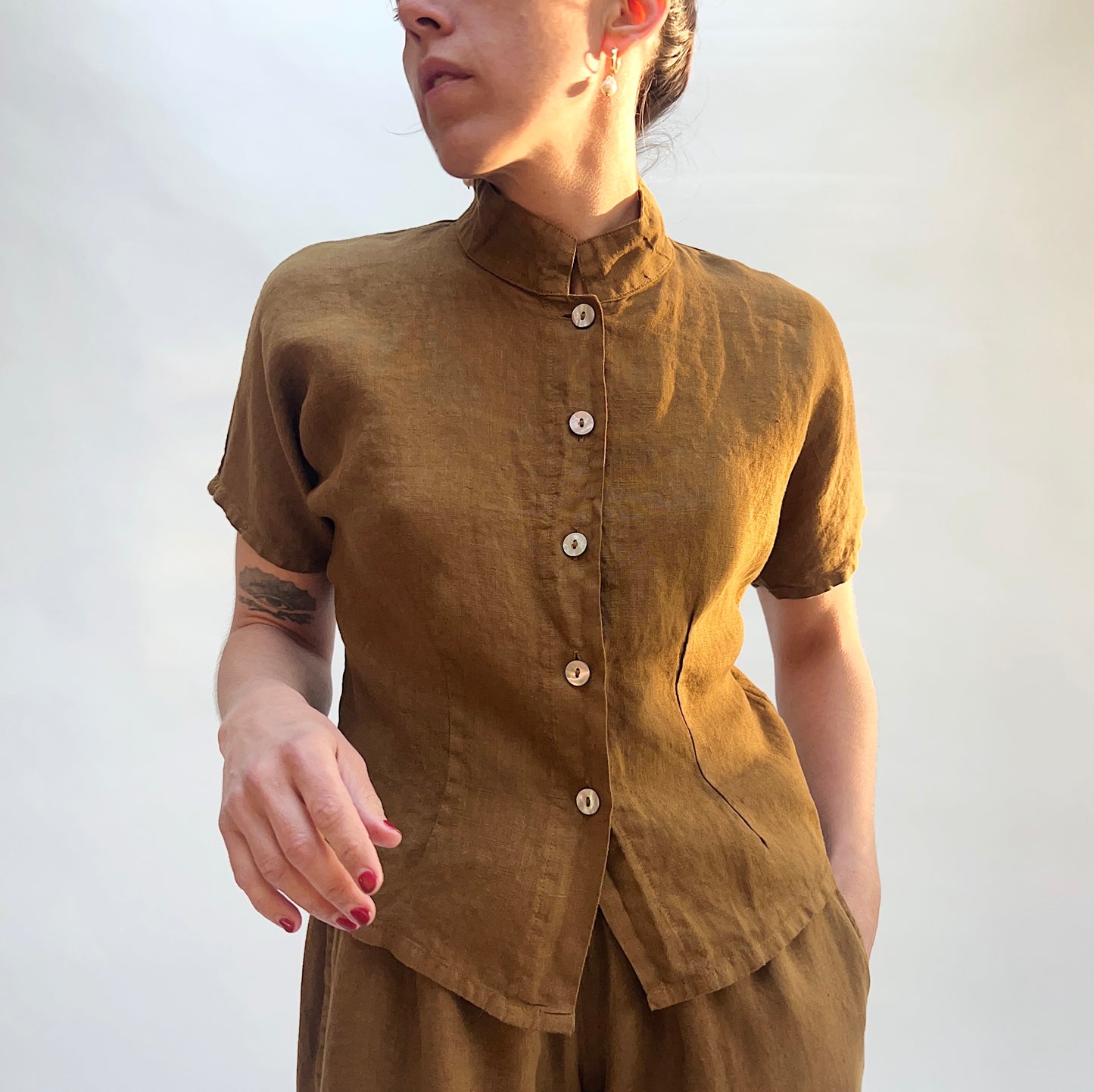 Short Sleeved Collared Button Down in Quinquina