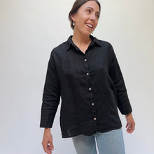 Load image into Gallery viewer, Cut Loose | Hanky Linen Swing Blouse in Black
