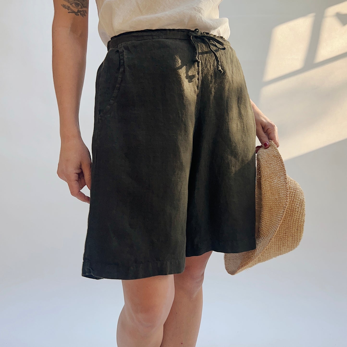 Linen Sasha Short in Peppercorn