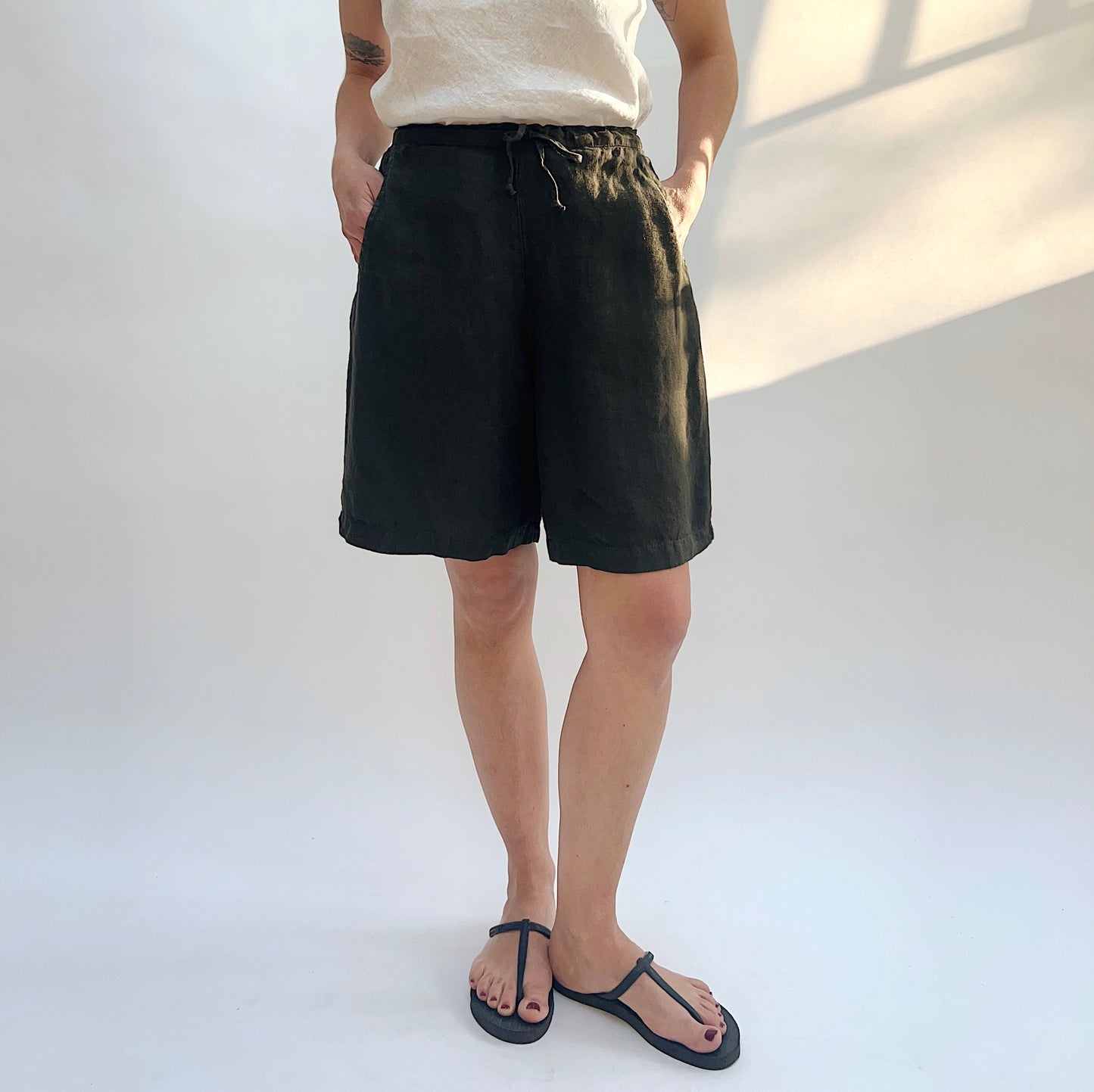 Linen Sasha Short in Peppercorn