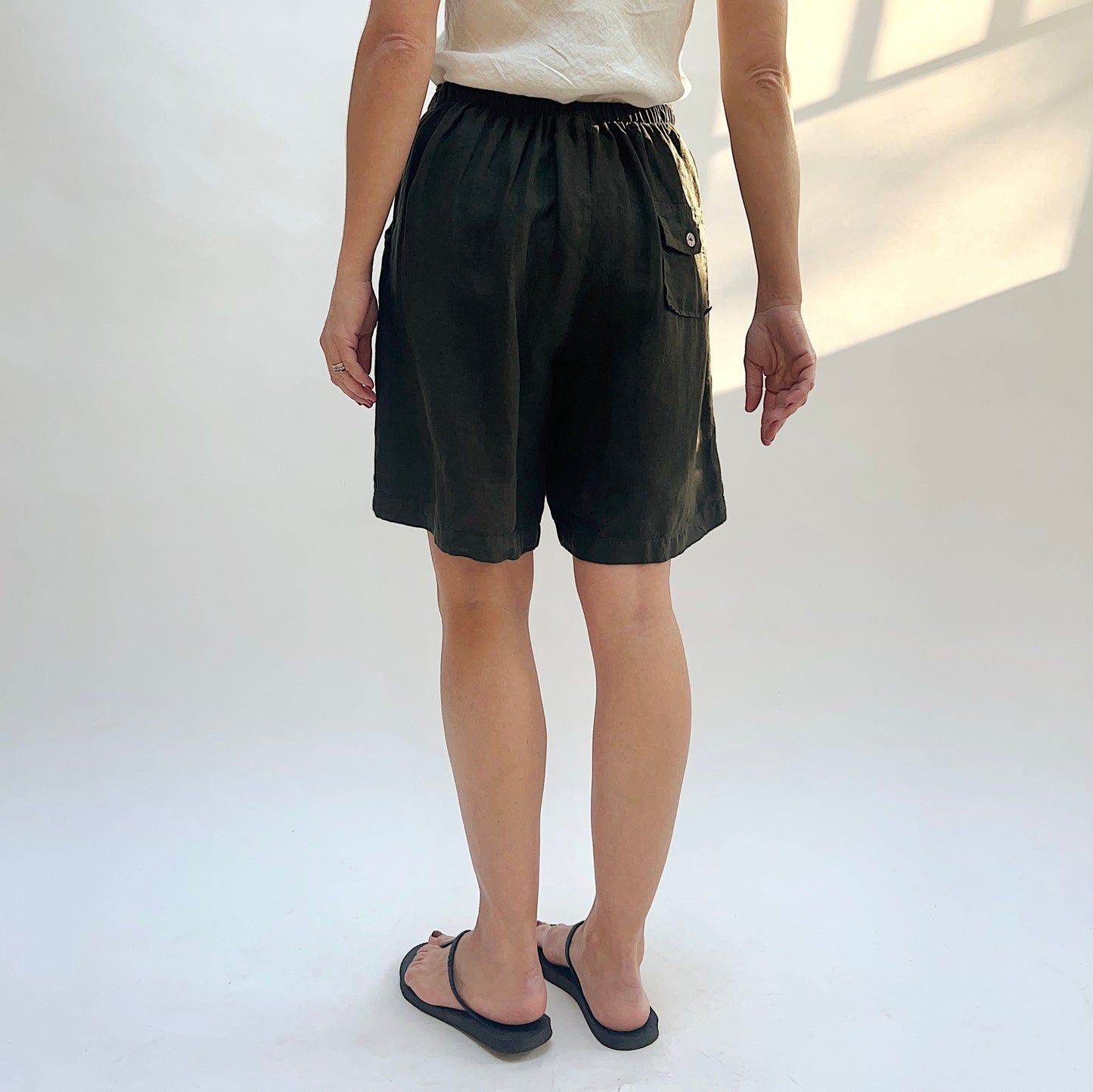 Linen Sasha Short in Peppercorn