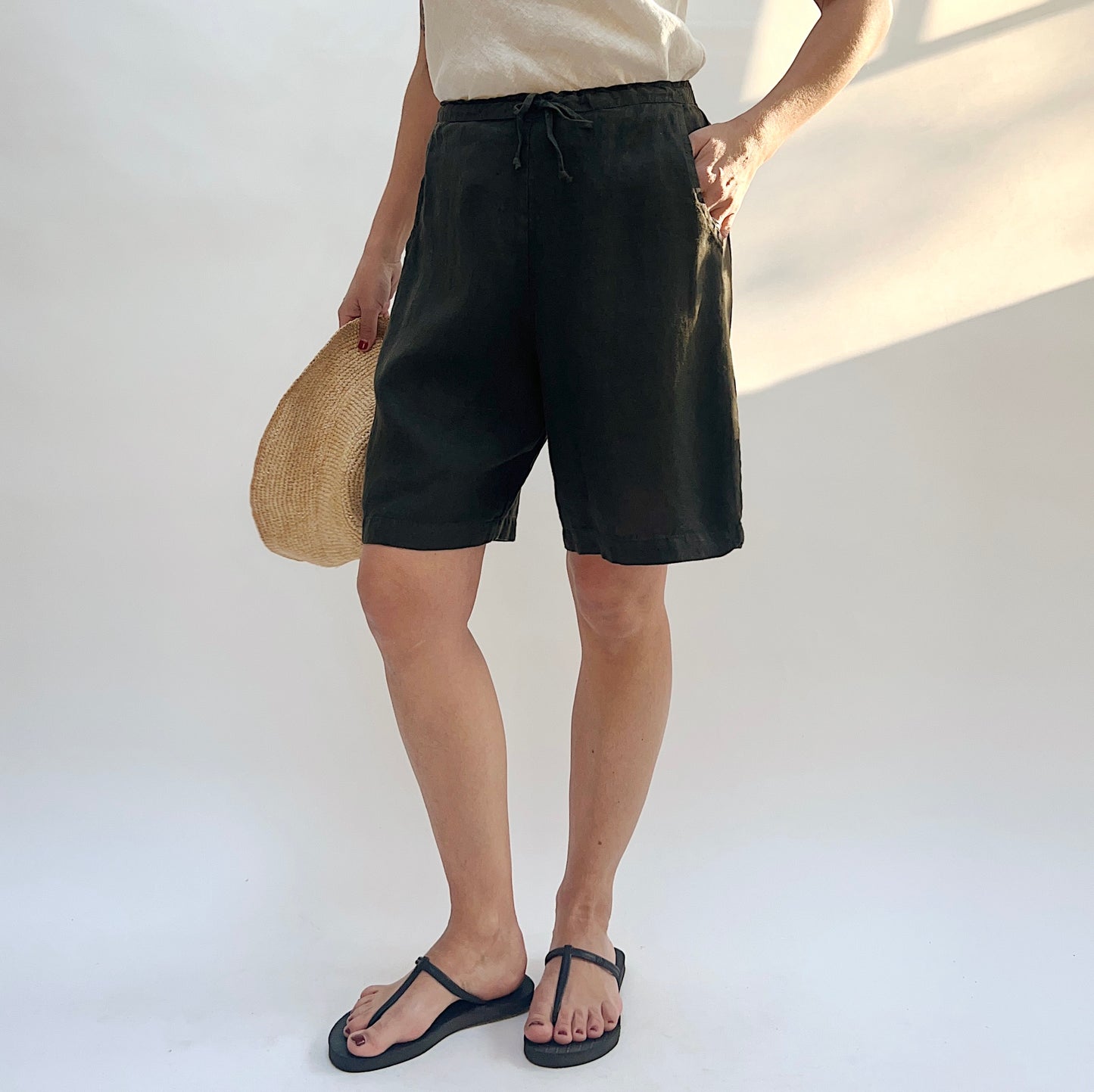 Linen Sasha Short in Peppercorn