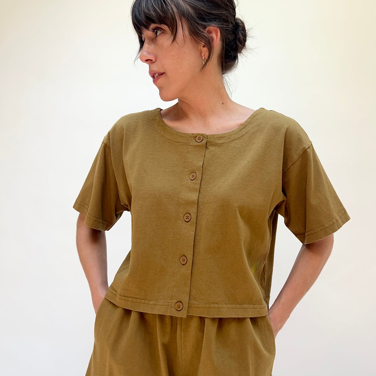 Cropped Button Tee in Quinquina