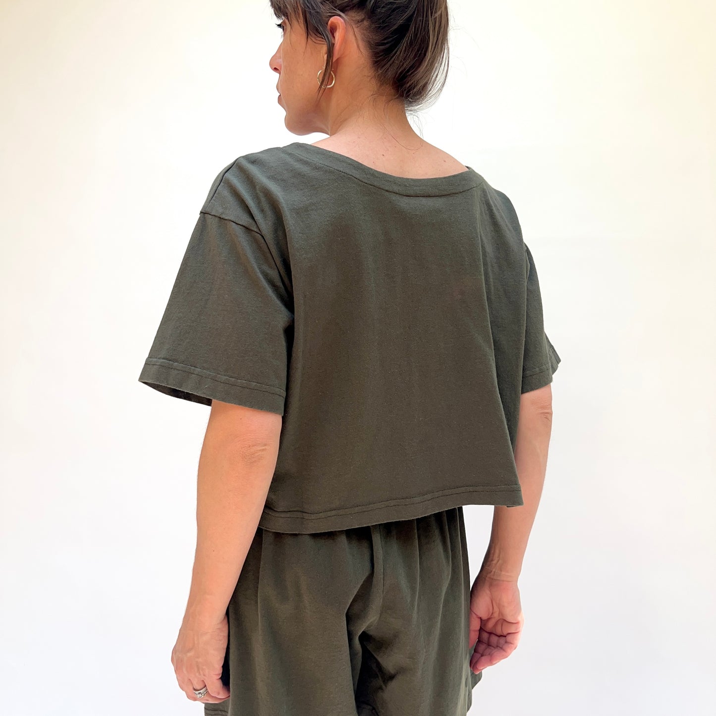 Cropped Button Tee in Peppercorn