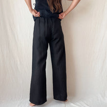 Load image into Gallery viewer, Cut Loose | Hanky Linen Full Crop Pant in Black

