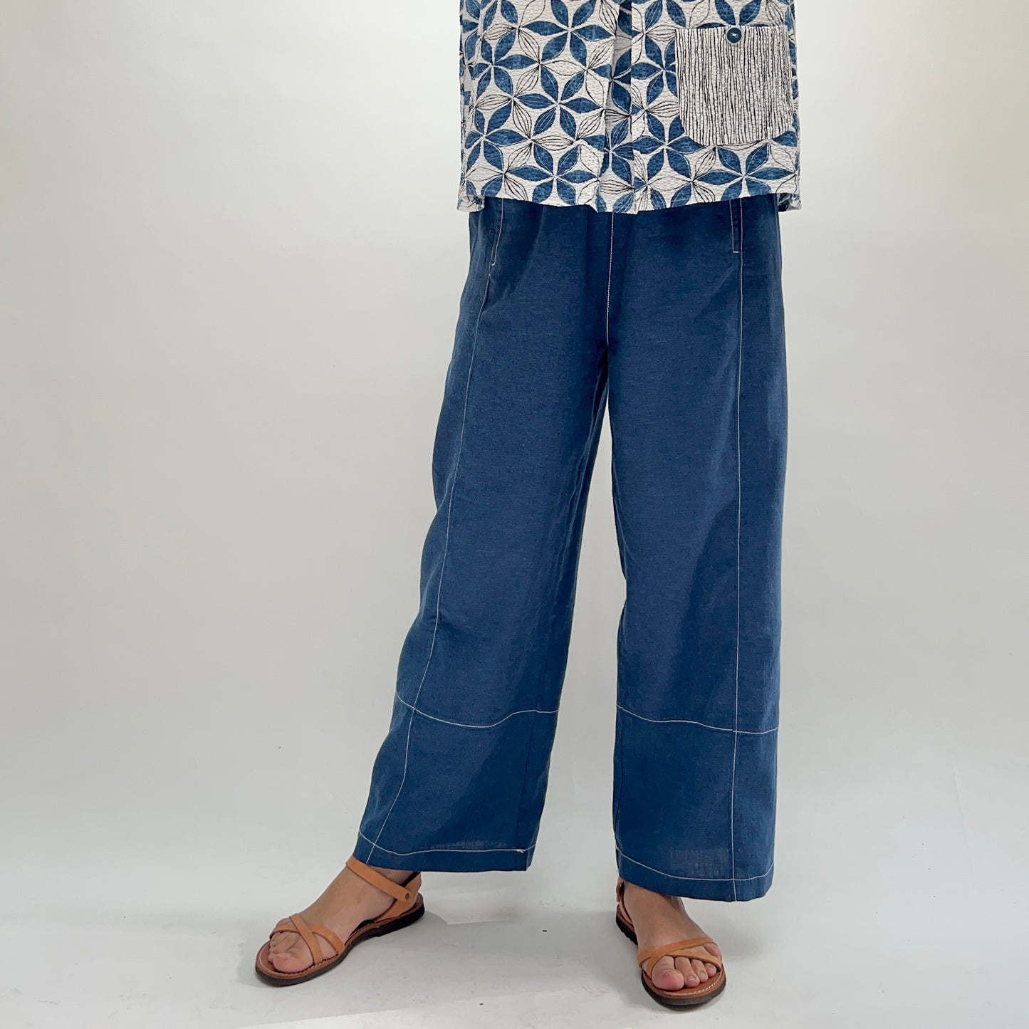 Contrast Seam Linen Crop Pant in Navy