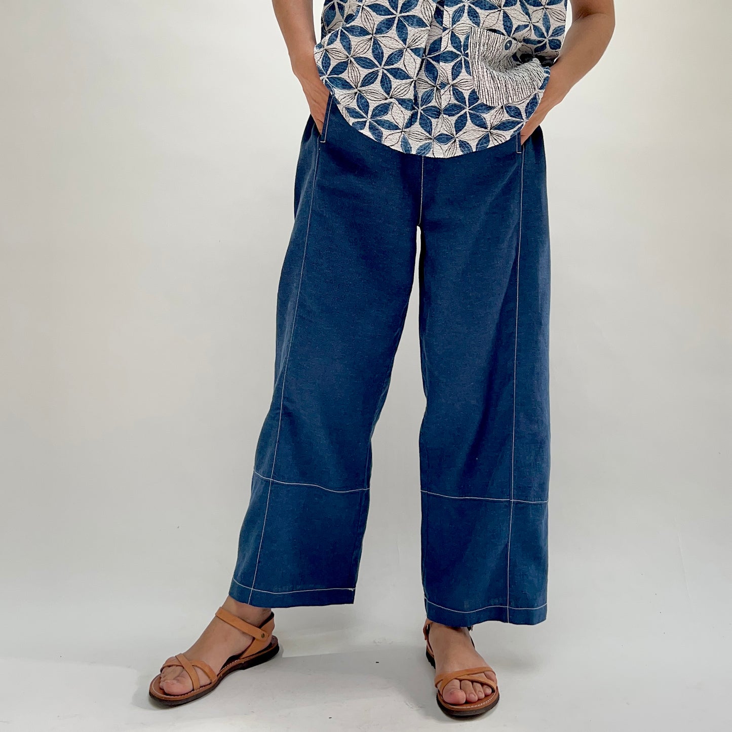 Contrast Seam Linen Crop Pant in Navy