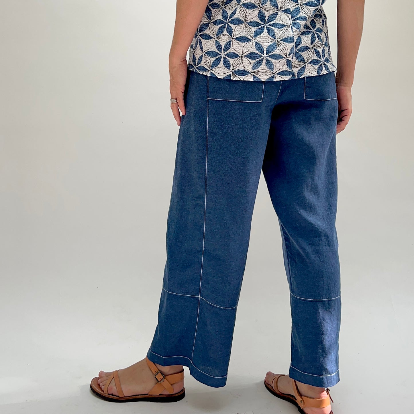 Contrast Seam Linen Crop Pant in Navy