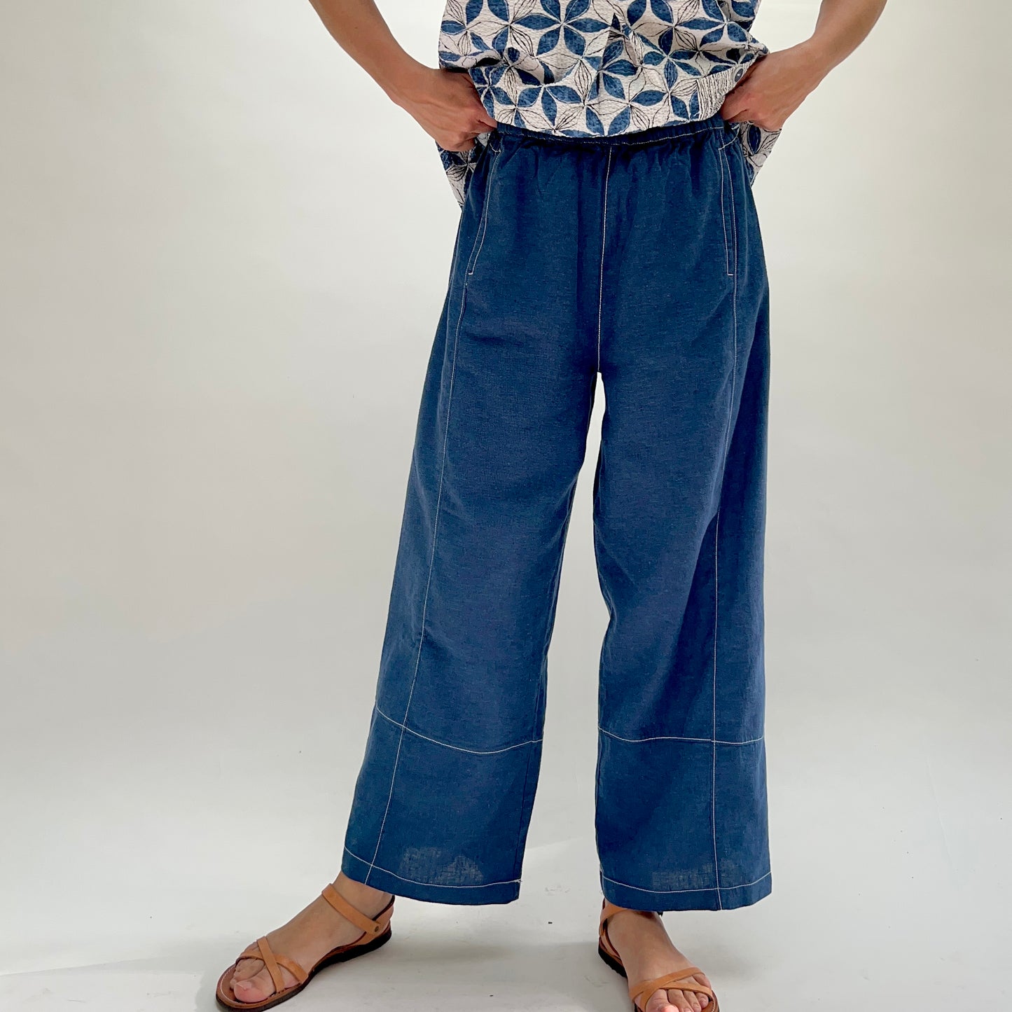 Contrast Seam Linen Crop Pant in Navy