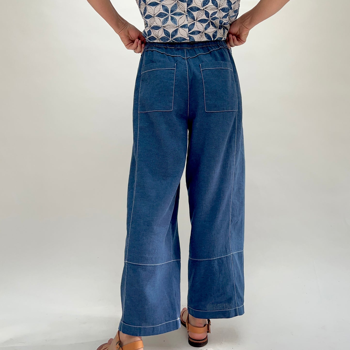 Contrast Seam Linen Crop Pant in Navy