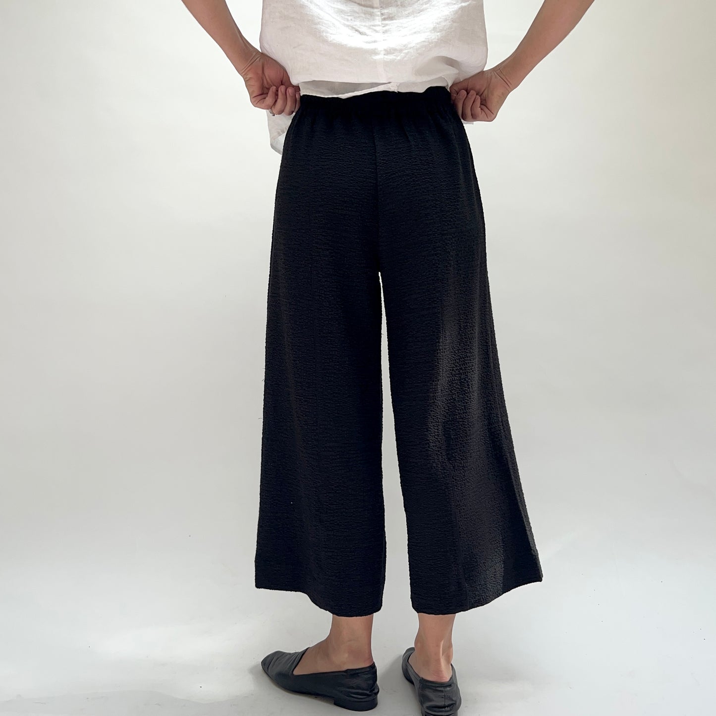 Crinkle Crepe Aria Capri Pant in Black