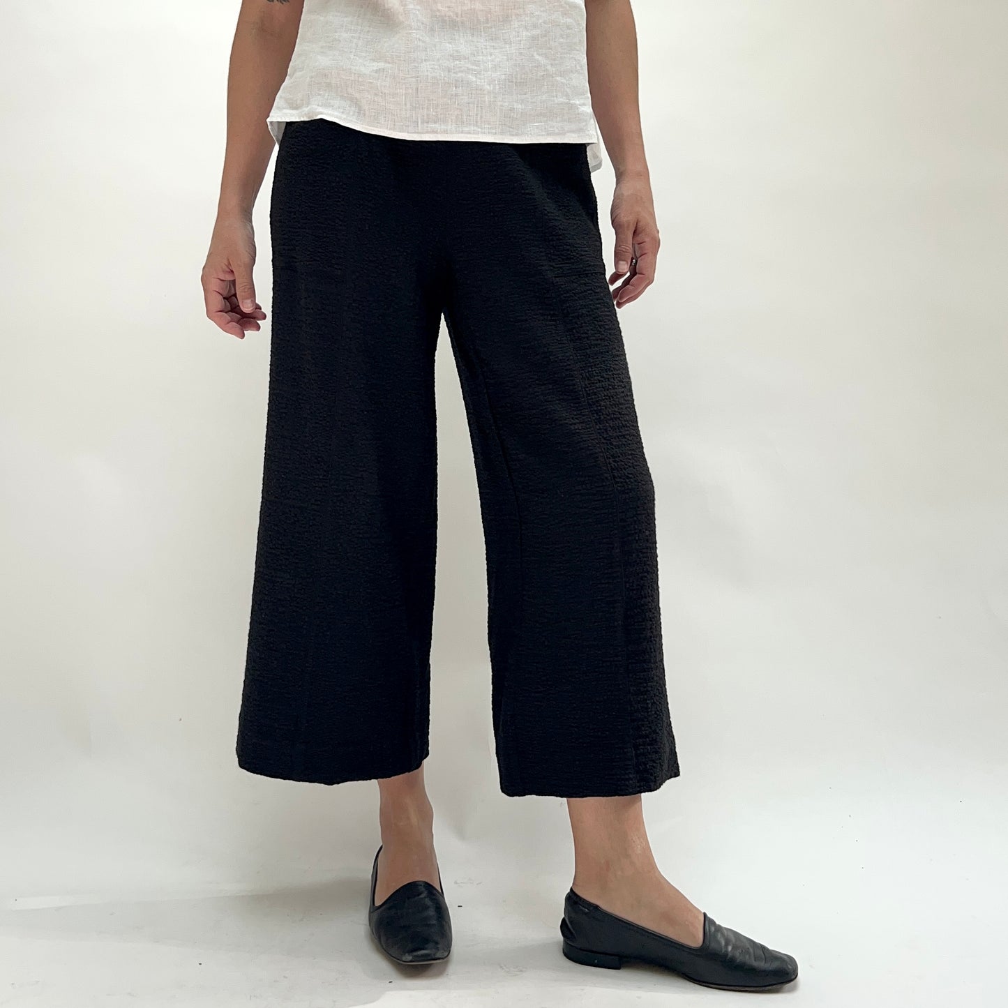 Crinkle Crepe Aria Capri Pant in Black