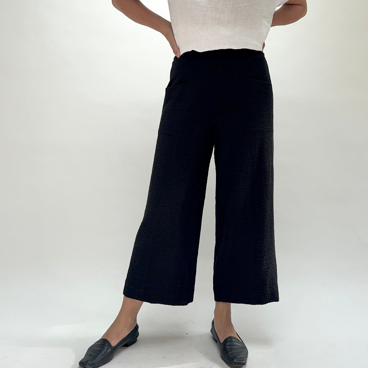 Crinkle Crepe Aria Capri Pant in Black