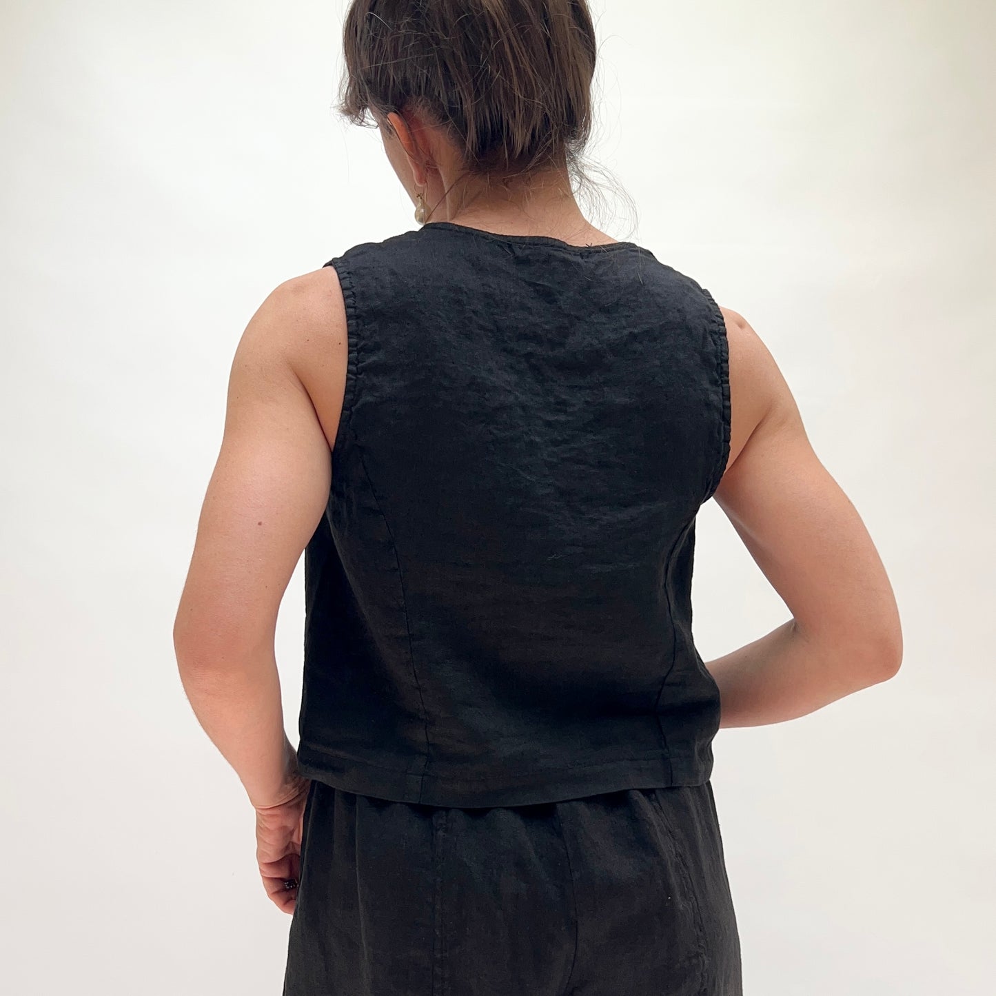Hanky Linen Crop Vest in Black