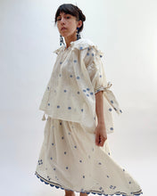 Load image into Gallery viewer, DVAA | Amelia Top in White Floral
