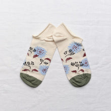 Load image into Gallery viewer, Bonne Maison |  Flowers Ankle Socks in Natural
