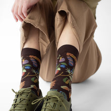 Load image into Gallery viewer, Bonne Maison | Seeds Socks in Dark Brown
