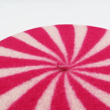 Load image into Gallery viewer, Berlingot Beret in Ecru and Fuchsia
